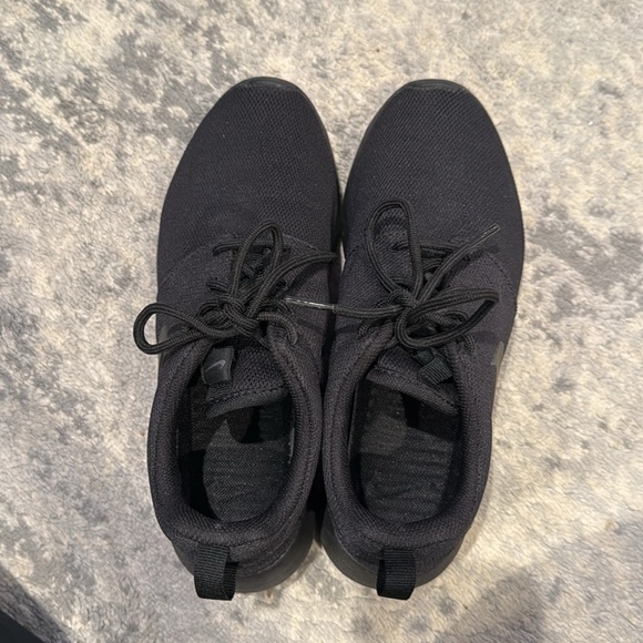 Nike Roche black on black sneakers. Size 7 - Picture 5 of 6